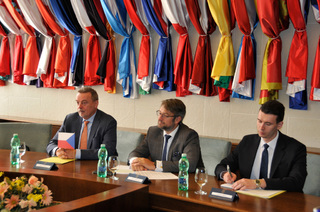 Českou delegaci vedl náměstek jakub Landovský (uprostřed)