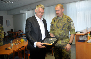 Velitel speciálů plukovník David Franta si s ministrem obrany vyměnil pamětní plaketu