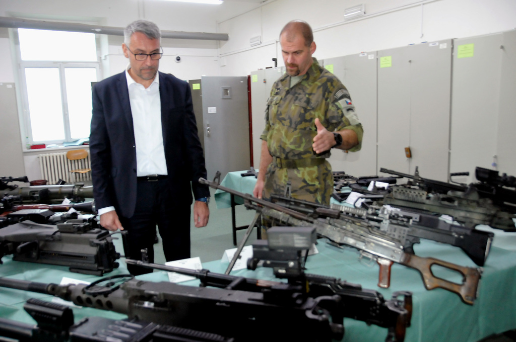 Plukovník Franta představil ministru Metnarovi část výzbroje vojáků 601. skupiny speciálních sil