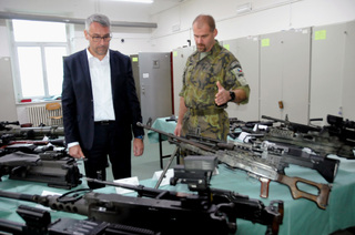 Plukovník Franta představil ministru Metnarovi část výzbroje vojáků 601. skupiny speciálních sil
