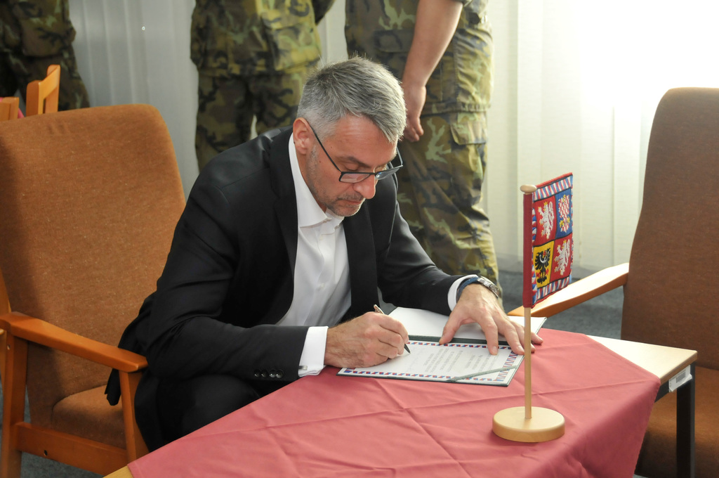 Ministr obrany Lubomír Metnar poděkoval vojákům 102. průzkumného praporu za jejich odvedenou práci zápisem do kroniky