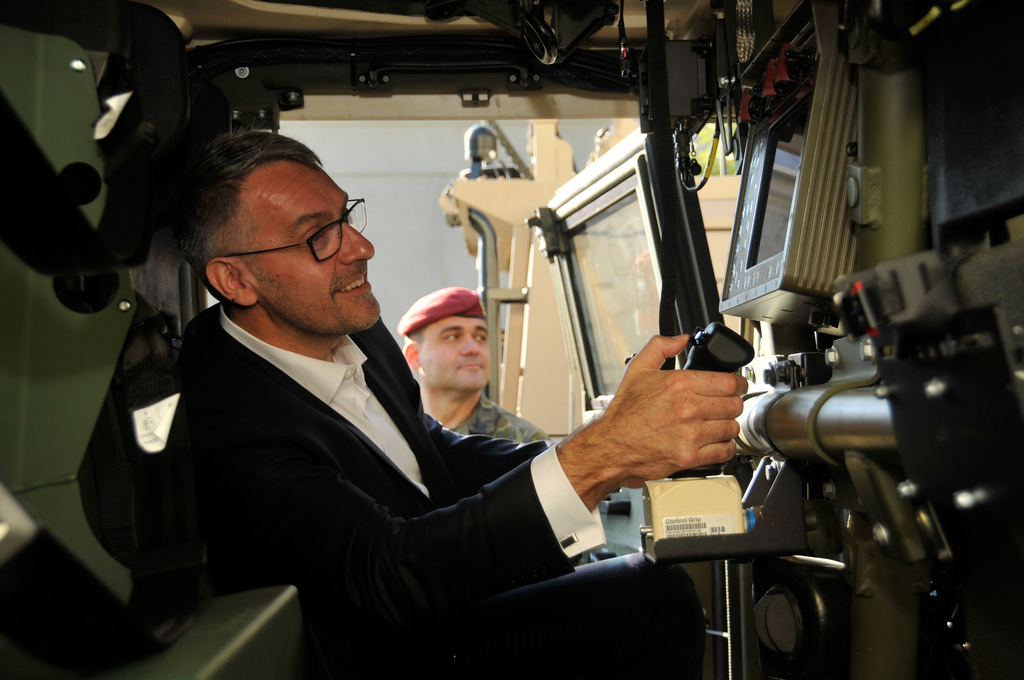 Ministr obrany Lubomír Metnar se živě zajímal nejen o zbraňové systémy obrněného vozidla Iveco