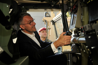 Ministr obrany Lubomír Metnar se živě zajímal nejen o zbraňové systémy obrněného vozidla Iveco