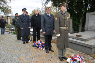 Před zahájením pietního aktu na pražském Šáreckém hřbitově