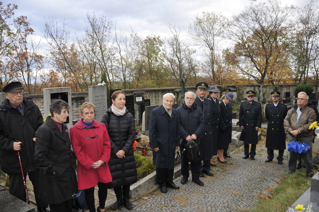 Část hostů pietního aktu u hrobu armádního generála Karla Janouška