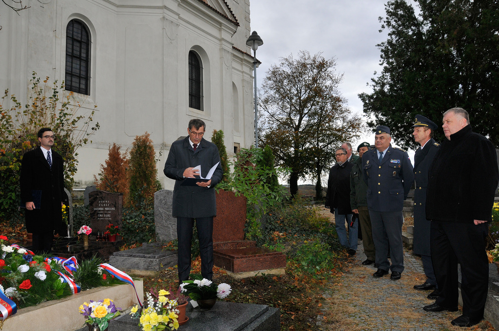 Z pietního aktu na Šáreckém hřbitově u hrobu Air marshala RAF armádního generála Karla Janouška