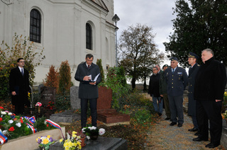 Z pietního aktu na Šáreckém hřbitově u hrobu Air marshala RAF armádního generála Karla Janouška