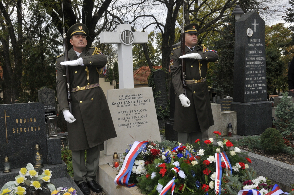 Čestná stráž vzdává poctu u hrobu Air marshala armádního generála Karla Janouška