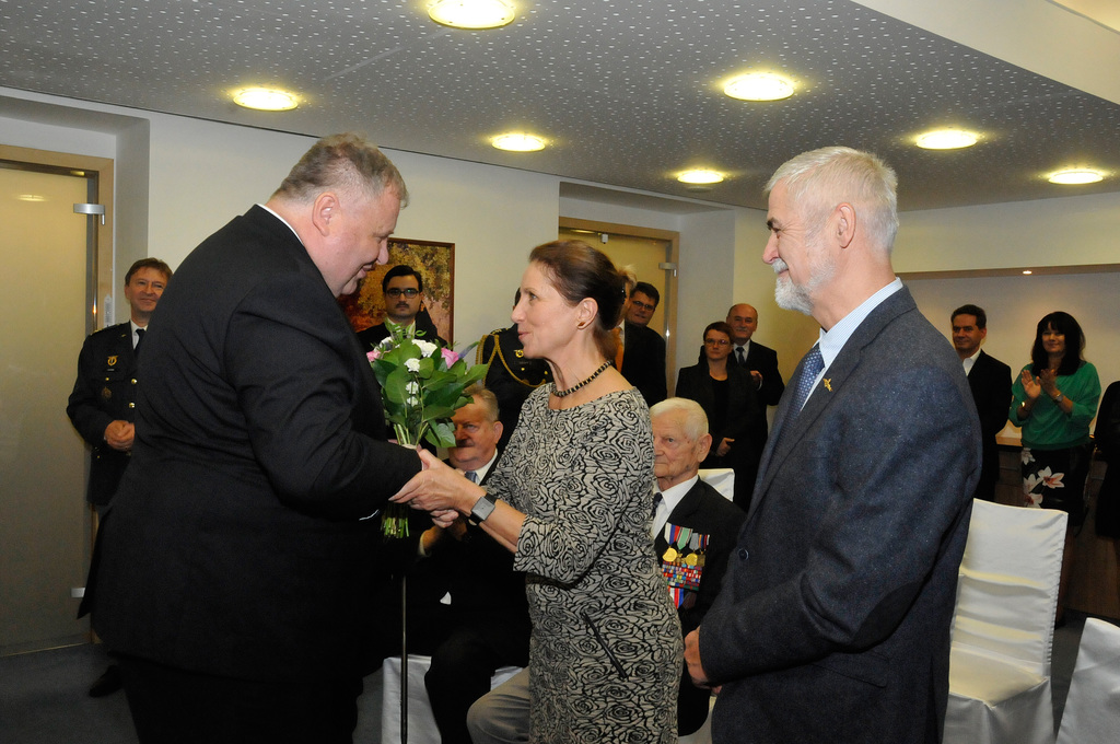 Neteři armádního generála Karla Janouška Mahuleně Křenkové předává kytici náměstek Antonín Rada