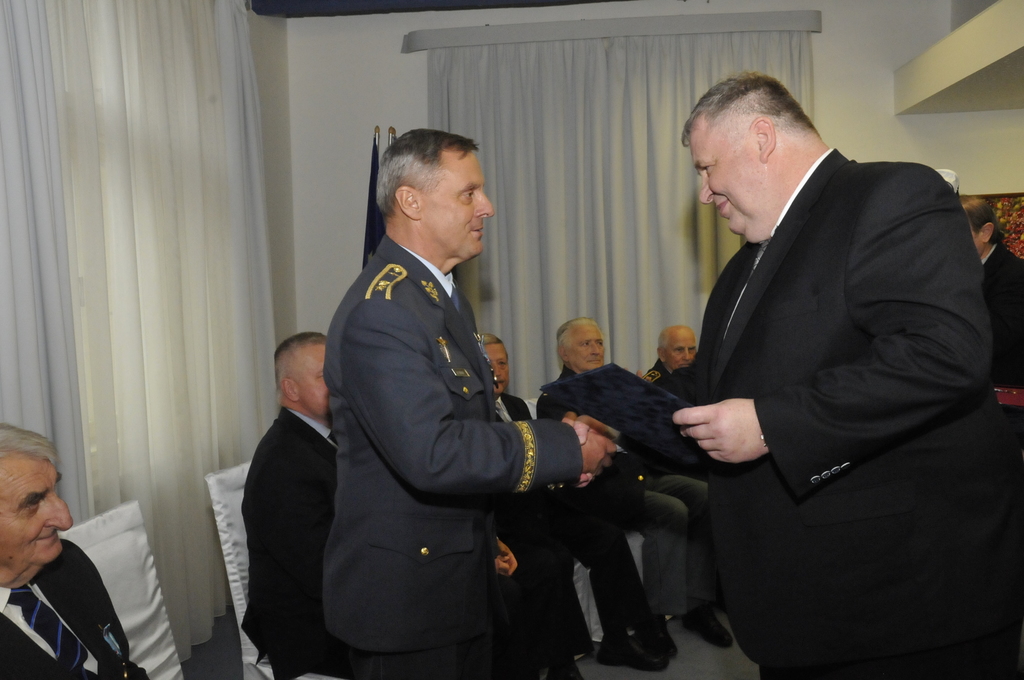 Generálmajor Jiří Verner přebírá pamětní medaili z rukou náměstka Antonína Rady