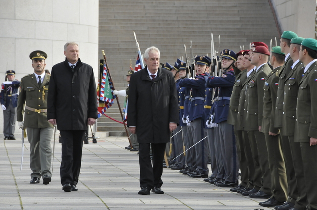 ...a spolu vykonali přehlídku nastoupených jednotek Armády České republiky