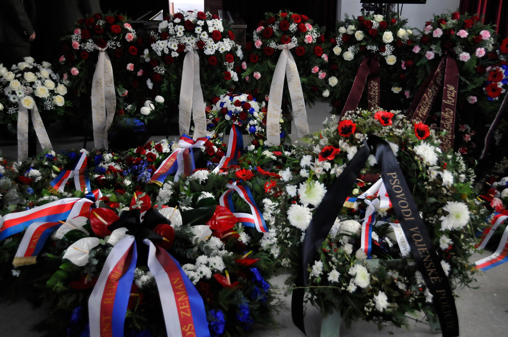 Mezi smutečními věnci byly i ty od prezidenta České republiky, předsedy vlády a dalších ústavních činitelů i přátel od Vojenské policie