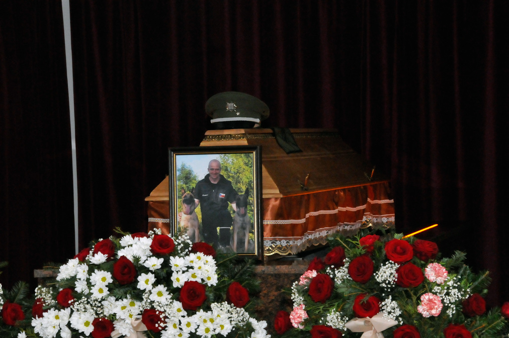Rakev s ostatky štábního praporčíka i. m. Tomáše Procházky pod katafalkem zaplavily desítky smutečních květin a věnců