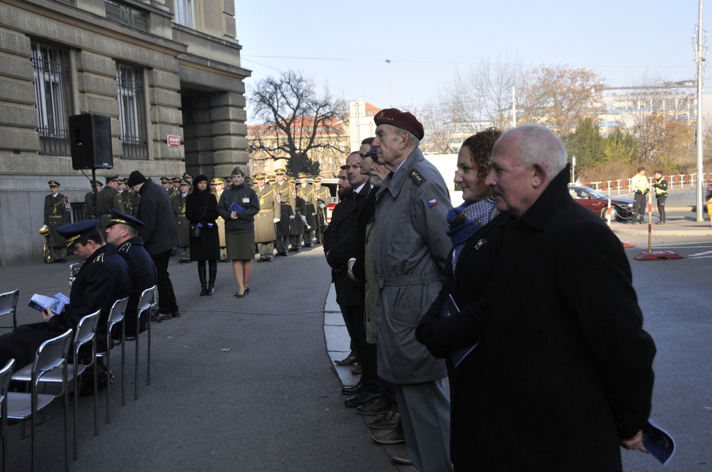 Hosté při vernisáži před Generálním štábem AČR na pražském Vítězném náměstí
