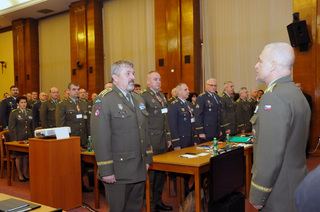 První zástupce náčelníka Generálního štábu generálporučík Jiří Baloun při hlášení náčelníkovi GŠ AČR armádnímu generálovi Aleši Opatovi