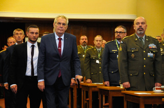 Příchod do sálu prezidenta republiky Miloše Zemana v doprovodu předsedy vlády Andreje Babiše a ministra obrany Lubomíra Metnara