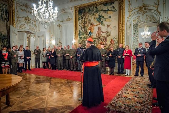 Kardinál Duka: „Vojáci, riskují, vojáci bojují, politici je občas nechávají na holičkách…“