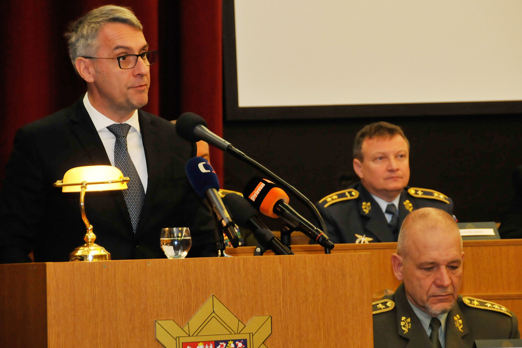 Ministr obrany Lubomír Metnar připomněl, že povinností České republiky je přispívat k bezpečnosti euroatlantického prostoru