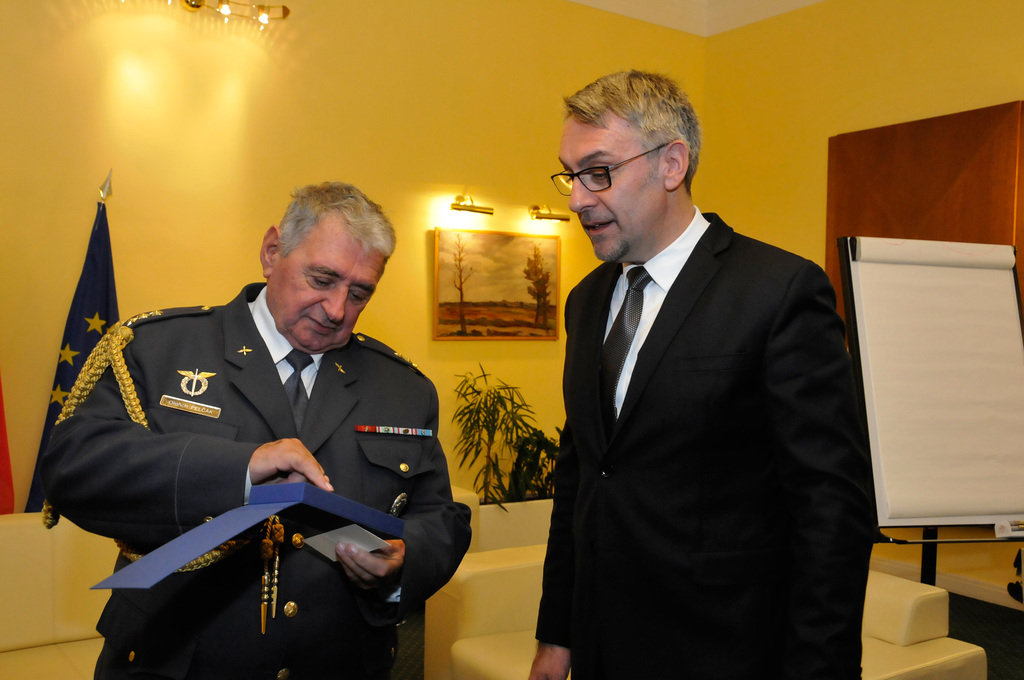 Předseda svazu plukovník v.v. Oldřich Pelčák předává odznak ministru obrany Lubomíru Metnarovi