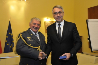 Předání pamětního odznaku ministru obrany