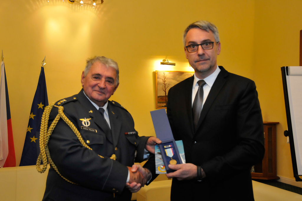Plukovník Oldřich Pelčák předal pamětní odznak ministru obrany Lubomíru Metnarovi