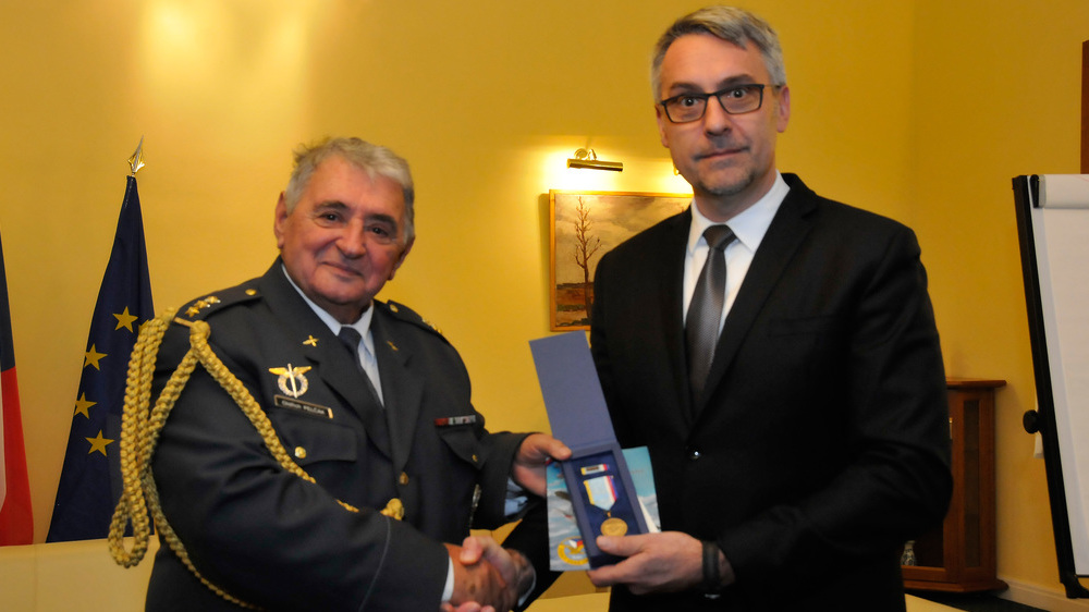 Ministr obrany Metnar a náměstek Rada obdrželi od letců pamětní odznaky ke stému výročí Československa 