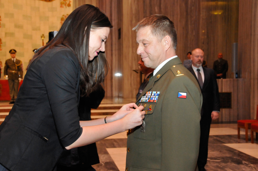 Náměstkyně Kateřina Suchoňová předává Záslužný kříž ministra obrany ČR III. stupně veliteli 10. úkolového uskupení AČR - Sinaj podplukovníku Zdeňku Dvorskému 