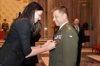 Náměstkyně Kateřina Suchoňová předává Záslužný kříž ministra obrany ČR III. stupně veliteli 10. úkolového uskupení AČR - Sinaj podplukovníku Zdeňku Dvorskému 