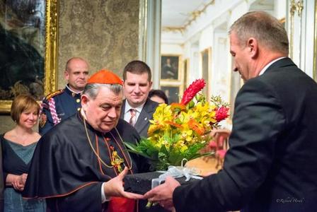 Ministr obrany Vlastimil Picek poděkoval kardinálu Dukovi za péči a přízeň, kterou dlouhodobě věnuje armádě