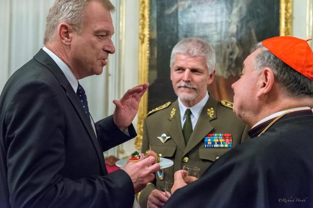 Ministr obrany Vlastimil Picek s náčelníkem Generálního štábu AČR v rozhovoru s kardinálem Dominikem Dukou