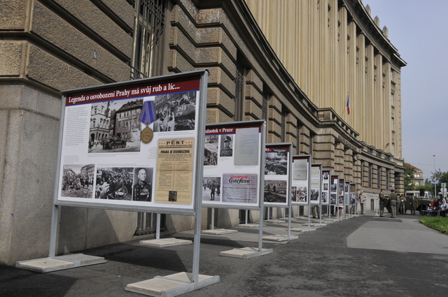Před zahájením vernisáže výstavy, která cílí na roli českých vojáků v Pražském povstání roku 1945
