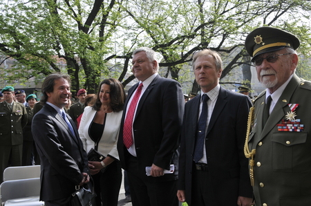 Vernisáže se zúčastnila celá řada hostů. Nechyběli ani bývalí náčelníci GŠ AČR armádní generálové Pavel Štefka a Jiří Šedivý 