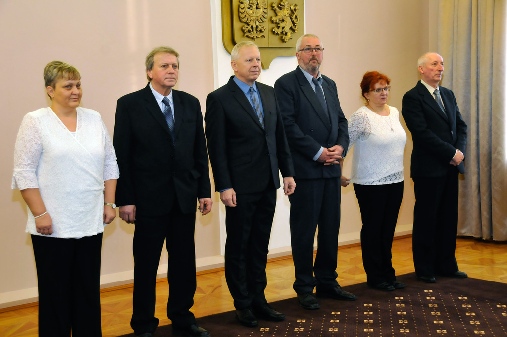 Část občanských zaměstnanců navržených na ocenění od ministra obrany před zahájením slavnostního ceremoniálu