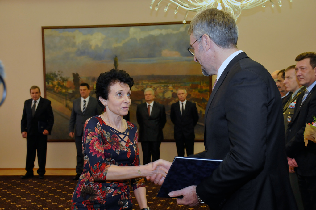 Ministr obrany poděkoval za dosavadní práci také Danuši Neužilové - asistentce odboru řízení organizací Sekce dozoru a kontroly MO