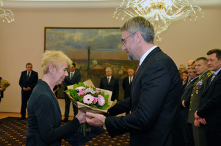 Květiny od ministra obrany přebírá Jitka Šťastná,  rozpočtářka ekonomického oddělení Armádního sportovního centra DUKLA