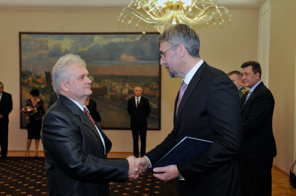 Děkovný list převzal  také správce depozitáře oddělení správy muzejních sbírek odboru muzeí Vojenského historického ústavu Josef Rendl