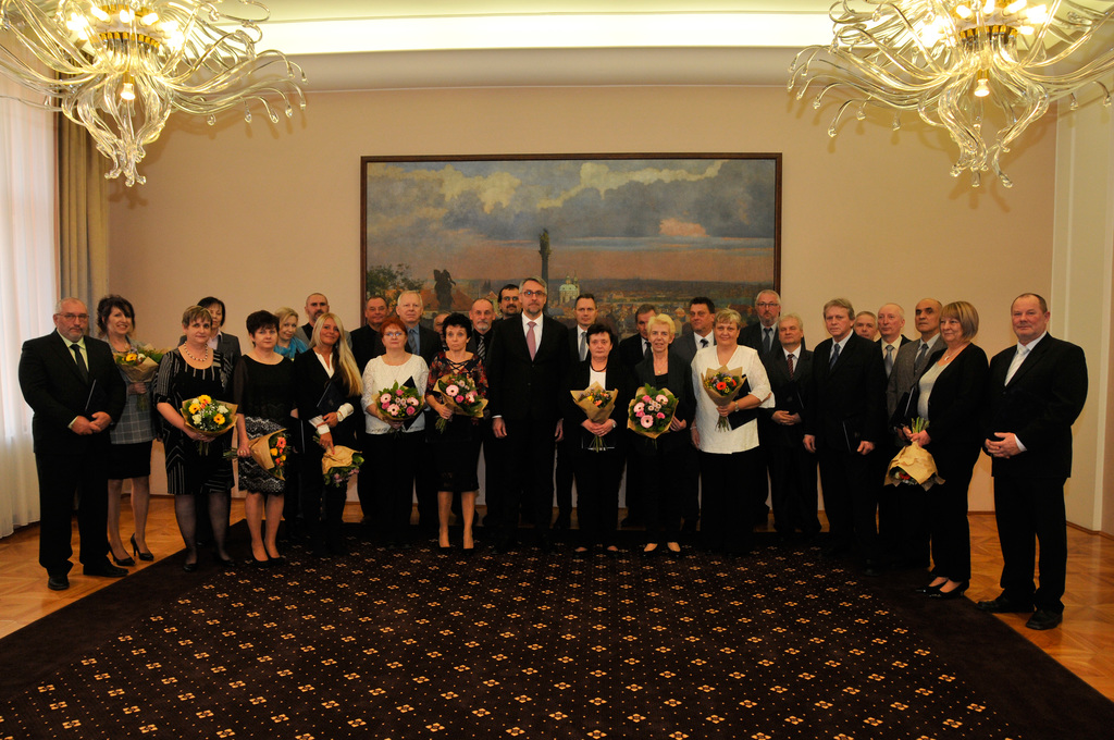 Společná fotografie oceněných s ministrem obrany Lubomírem Metnarem