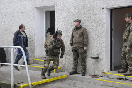 Poplach! Základnou otřásla exploze a vojáci zaujímají kruhovou obranu