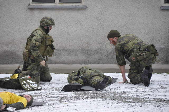 Na dvoře zdravotníci pomáhají raněným