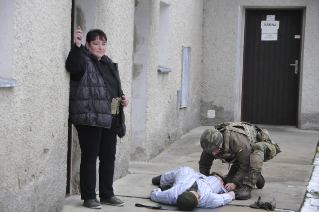 Sebevražedná atentátnice se ukryla do své chvíle v budově a nyní má v moci všechny na dvoře