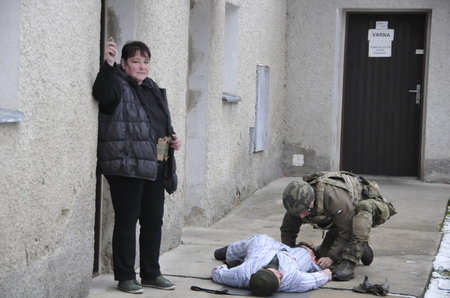 Sebevražedná atentátnice se ukryla do své chvíle v budově a nyní má v moci všechny na dvoře