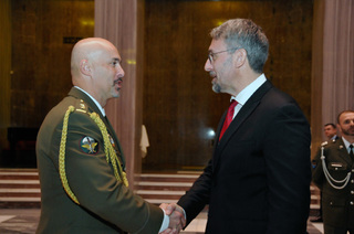 Ministr obrany Lubomír Metnar blahopřeje veliteli 17. úkolového uskupení AČR v misi Resolute Support podplukovníku Václavu Malátovi k udělení Záslužného kříže ministra obrany ČR