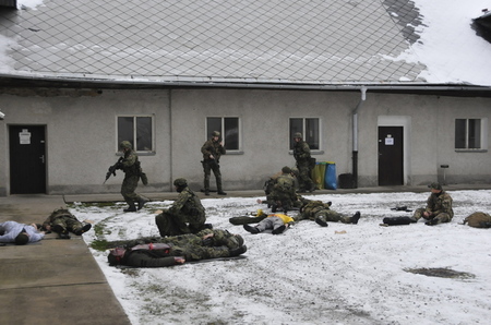 Dvůr je poset raněnými a bohužel i mrtvými. Zdravotníci poskytují první pomoc