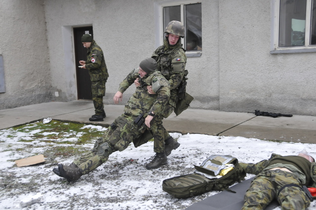 Transport raněného do bezpečí, kde mu bude poskytnuta následná lékařská péče