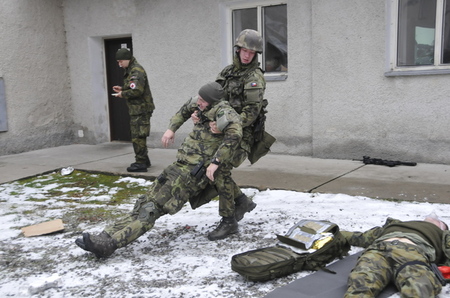 Transport raněného do bezpečí, kde mu bude poskytnuta následná lékařská péče