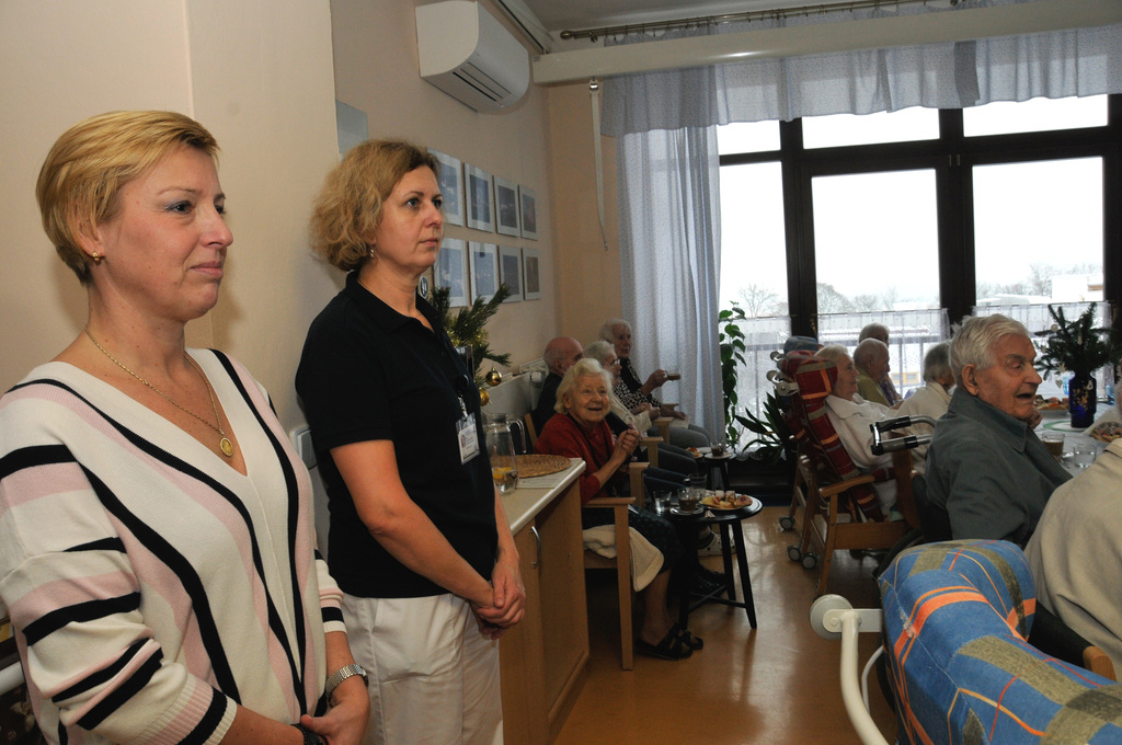 Spolu s obyvateli domova se setkání účastnili i ti, kteří se o veterány starají