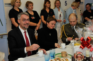 Ministr besedoval s válečnými veterány při šálku dobré předvánoční kávy