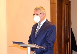 Ministr obrany při projevu