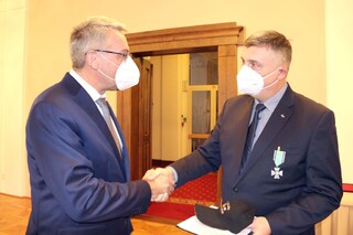 Nadrotmistr v záloze František Gábor jménem svých spolubojovníků ze Zálivu ministrovi poděkoval