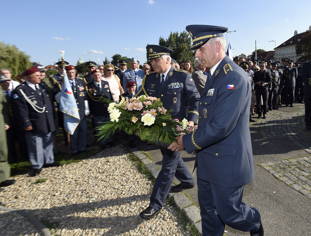 Velitel vzdušných sil AČR generál major Jaromír Šebesta a jeho zástupce brigádní generál Petr Hromek pokládají smuteční věnec u Památníku Okřídleného lva na pražském Klárově